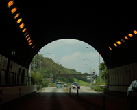 高速道路のトンネルを走行するポイント